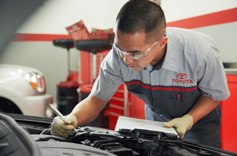 Mecánico Toyota certificado trabajando en motor